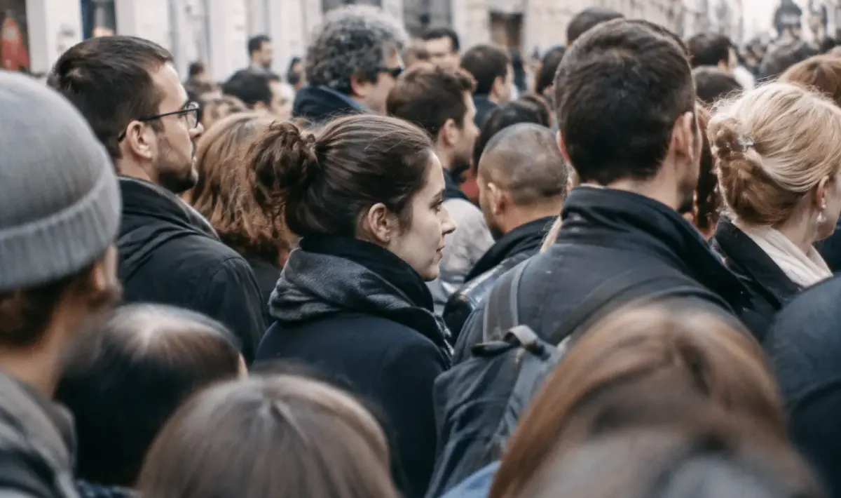 Foule dense de personnes debout serrées ensemble dans rue