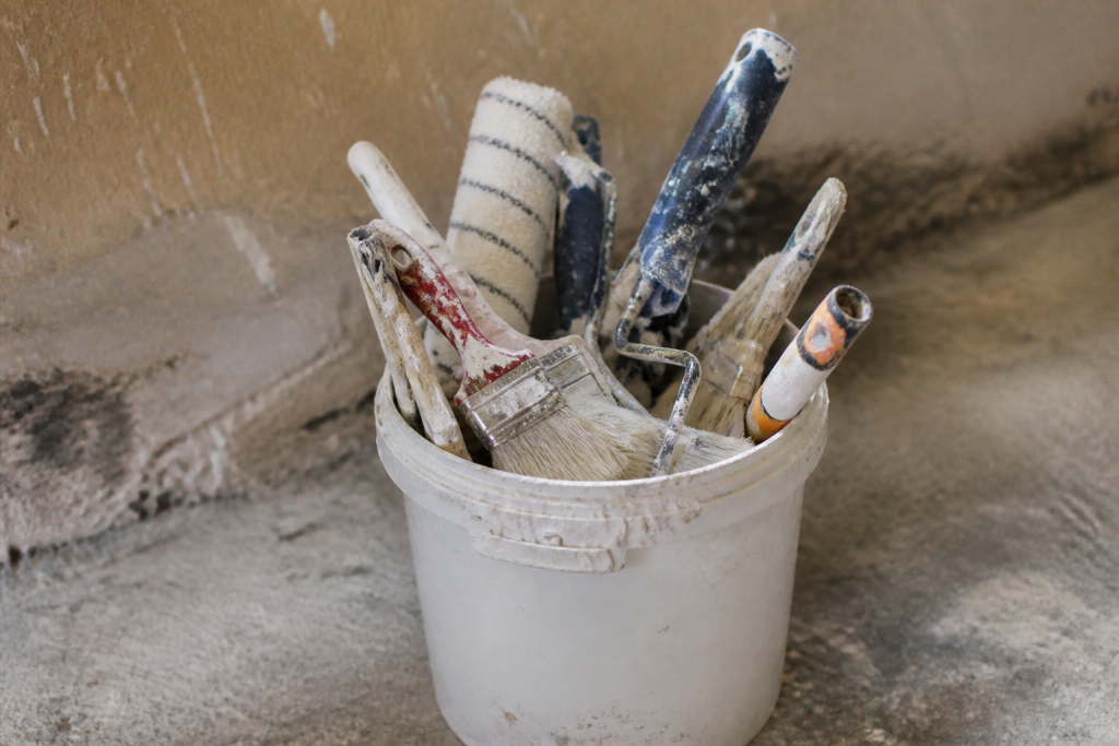 Pot peinture pinceaux rouleaux outils disposes