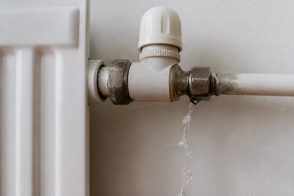 Radiateur blanc robinet valve eau coule