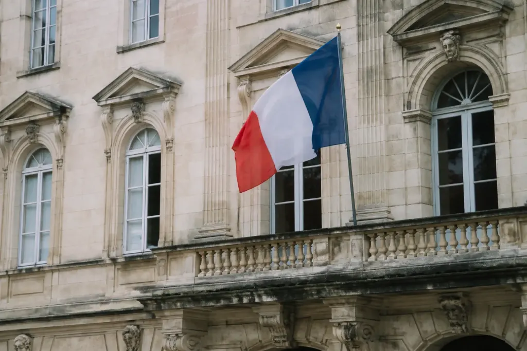 Facade en pierre de la prefecture avec drapeau tricolore devant