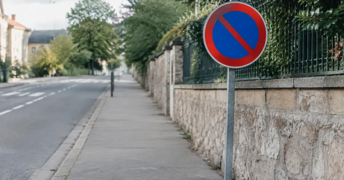 Panneau de rue fixe sur un trottoir vide