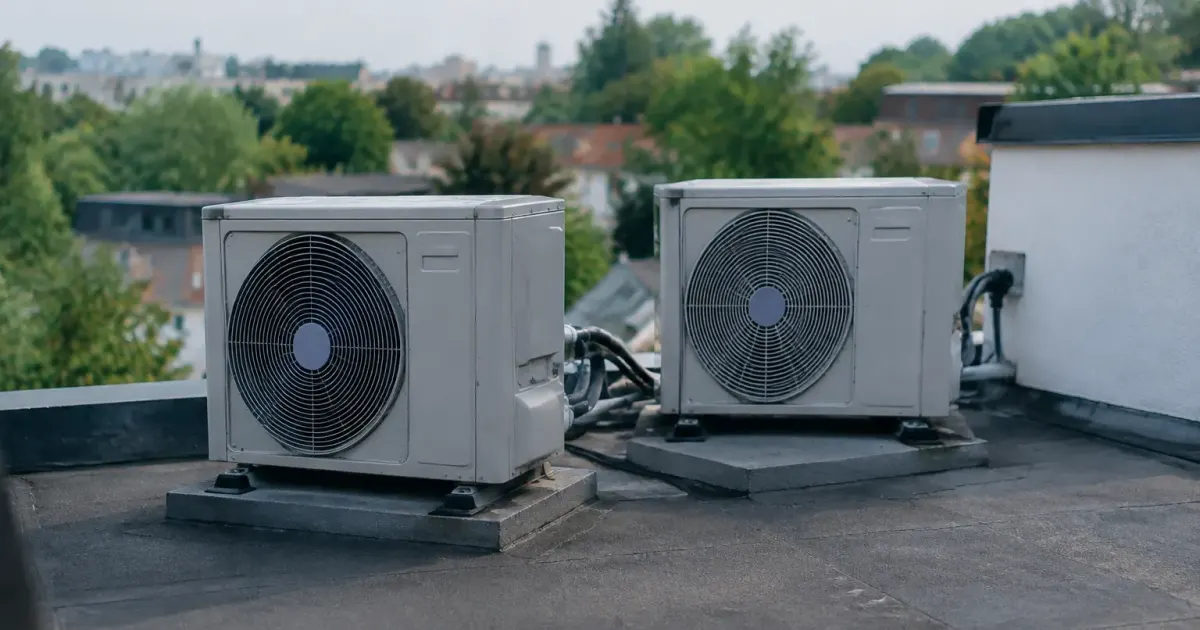 Deux unites exterieures grises posees sur un toit plat
