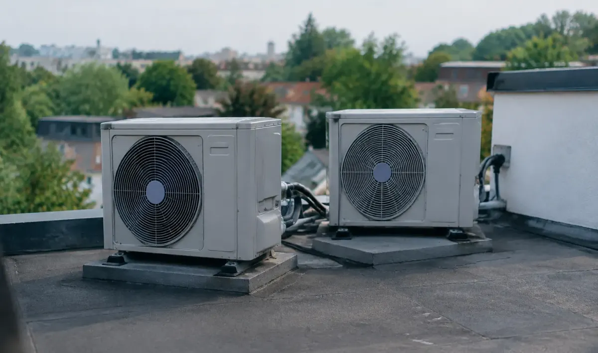 Deux unites exterieures grises posees sur un toit plat
